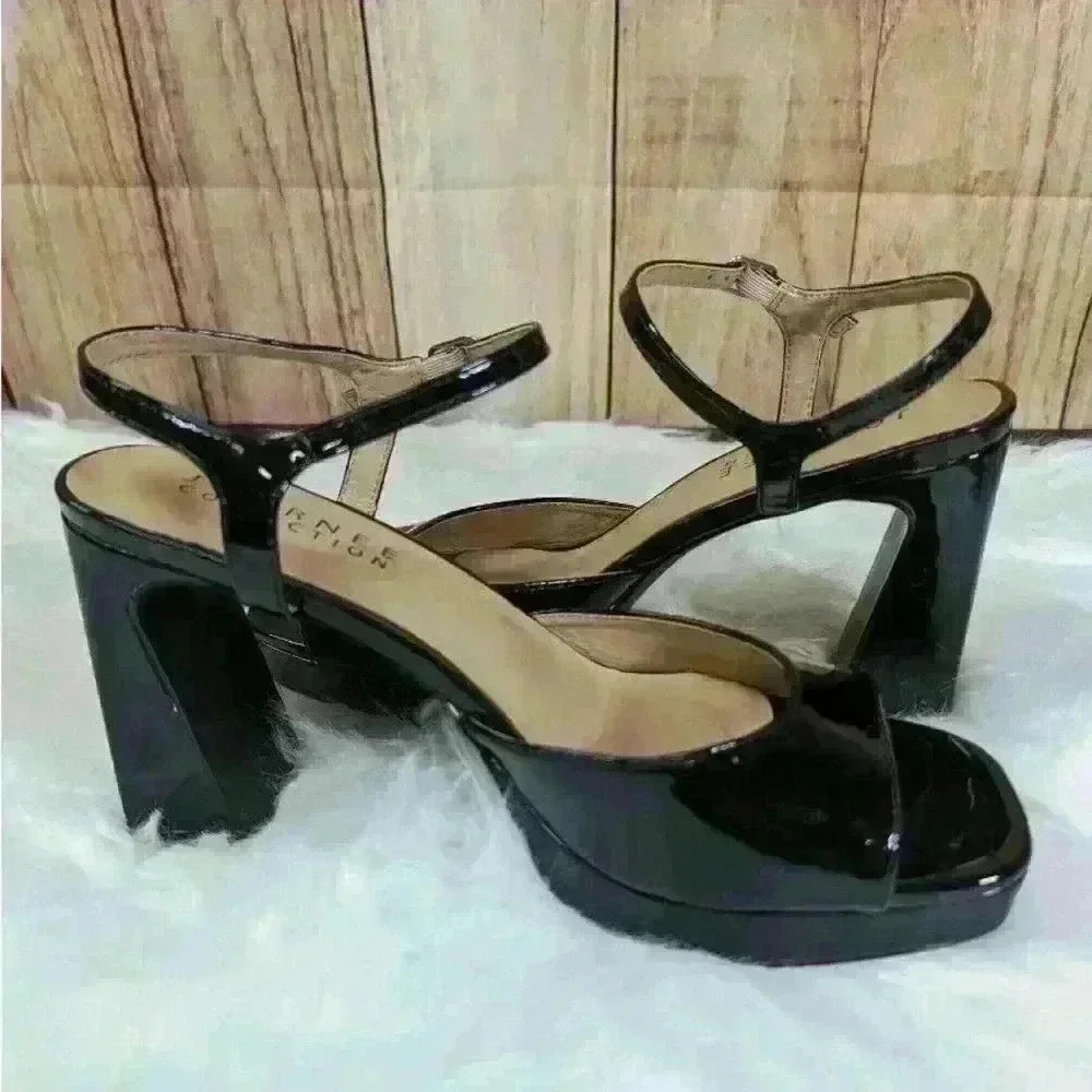 NWOB Ziarre platform sandal from Journee Collection size‎ 8.5
